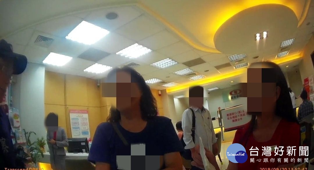 詐騙集團假冒親友詐騙屢見不鮮,員警隨身攜帶反詐文宣阻詐,成功勸阻婦人打消匯款念頭。
