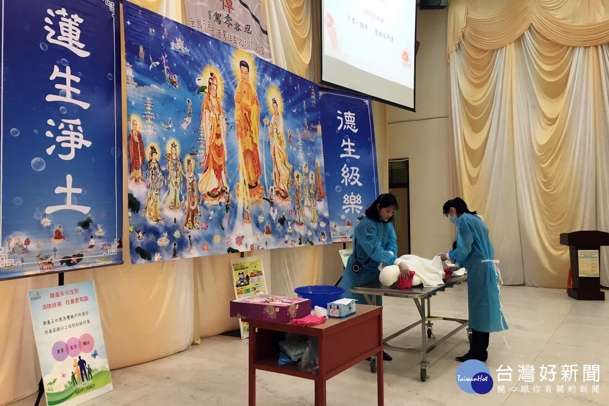 酒駕再犯專班課程中,由禮儀社服務人員講解大體洗穿課程,讓大家深刻體會生命無常,尊重生命之重要。
