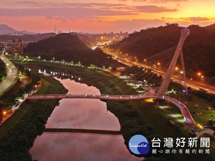 星光橋新光雕注重燈具的防水性能,以龍骨投射燈襯托出長達270公尺,橫跨基隆河兩岸,S型的橋身,猶如一條巨龍跨越基隆河