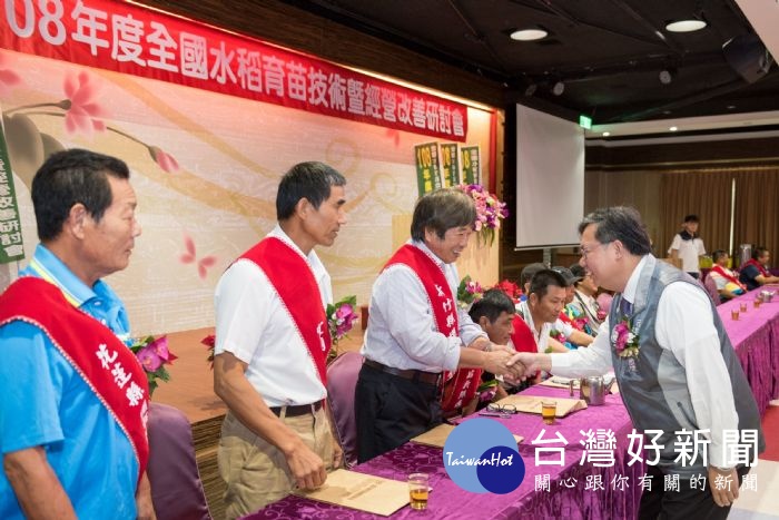 市長與各縣市育苗協會理事長握手致意