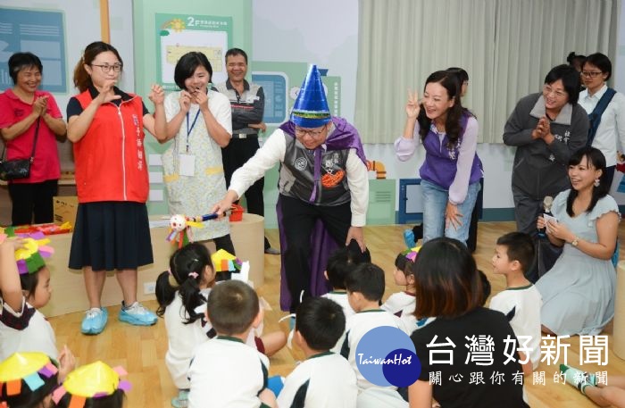 鄭市長穿著表演服飾與孩子互動
