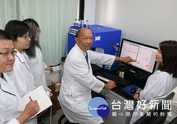 中醫大免疫醫學研發中心主任蔡嘉哲教授領導的研發團隊,以新穎的血清檢查方法來診斷類風濕性關節炎,能使病患早期診斷並提早治療,榮獲國家新創獎殊榮。