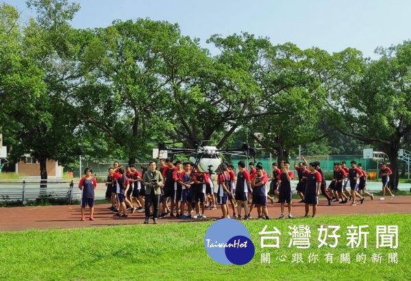 北港農工辦理「植物保護作業無人駕駛飛機操作研習」，讓新興科技與傳統農業結合，以有效率、省人力、更安全的方式協助處理農務。