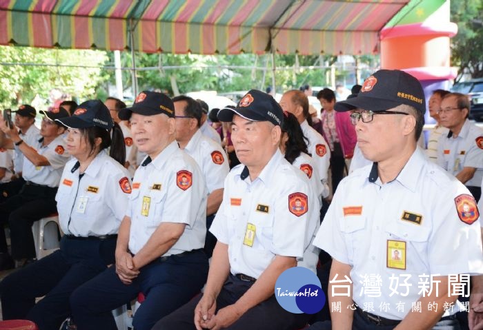 新榮里守望相助隊穿著正式服裝出席頒獎典禮,展現團隊合作精神