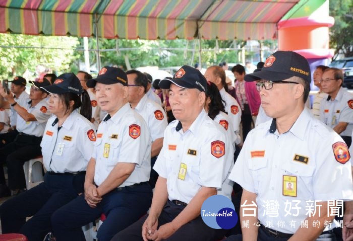 新榮里守望相助隊穿著正式服裝出席頒獎典禮，展現團隊合作精神