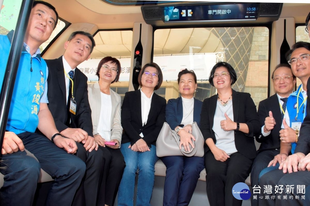 縣府與車測中心及勤崴國際共同簽署合作備忘錄,體驗乘坐自駕車。圖/彰化縣政府提供