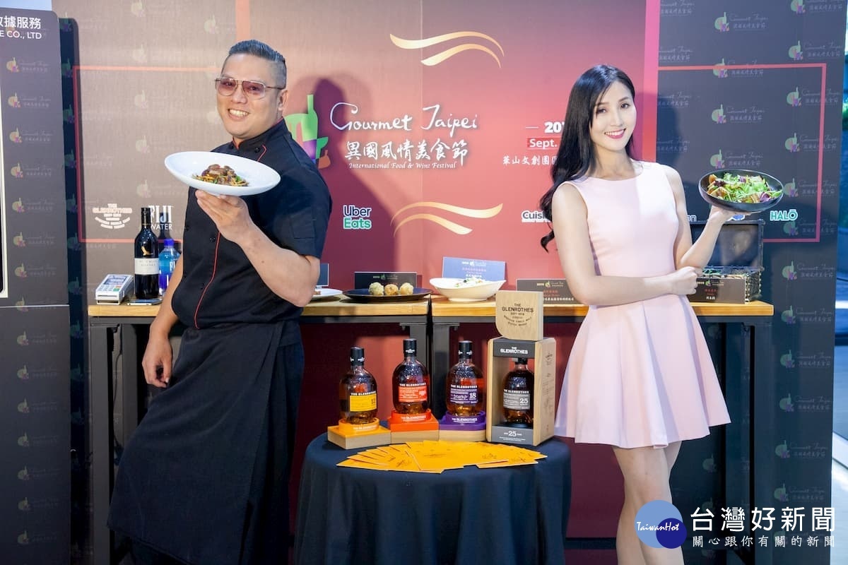 B.B.R豐舍主廚Rolf(圖左)自豪地推薦台法創意料理「剝辣牛腩辮子麵」更預告在2019 Gourmet Taipei展期將會有更多意想不到的驚喜菜色，喜歡嚐鮮的你千萬別錯過了！