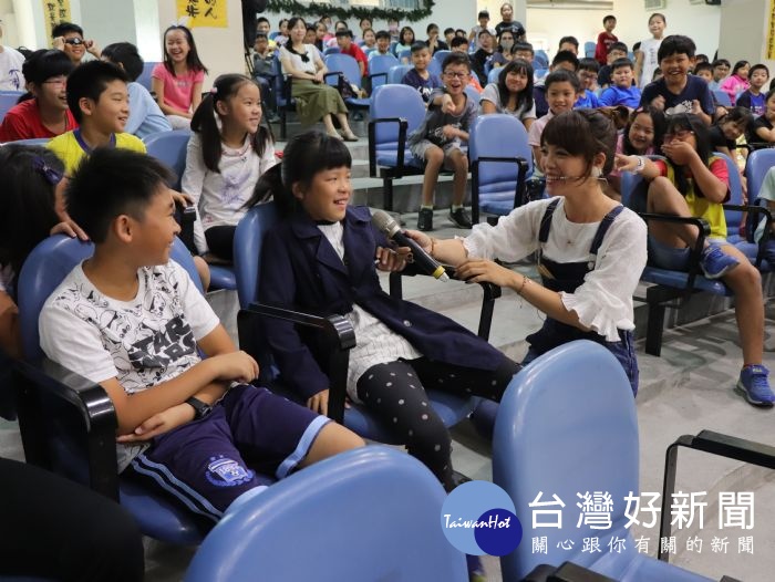 打幫你樂團到龍潭區龍星國小跟學生活潑有趣的互動,紛紛大聲開口演唱客家歌曲。