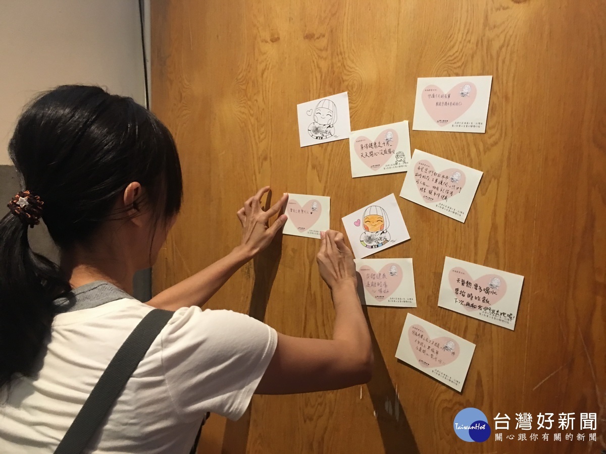 參觀者可留言更歡迎捐款。(記者扶小萍攝)