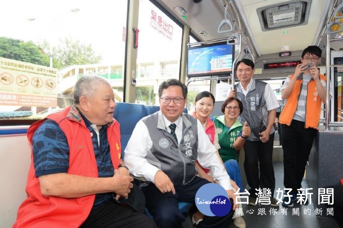 鄭文燦說，在乘車過程中，還可透過顯示中、英、日、韓4國語言的全彩車內智慧到站資訊設備