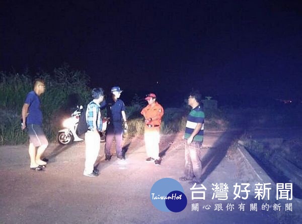 8旬老婦凌晨外出走失,警方動員民力與雲林縣救難協會人員合力搜尋,清晨於一處廢棄倉庫內發現老婦,立即送醫診治。