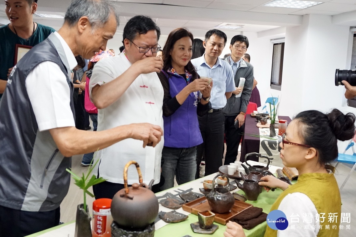 「108年桃園市優質紅茶評鑑比賽」頒獎典禮中,桃園市長鄭文燦、立法委員蔣絜安、農業局長郭承泉一起品嚐農友的紅茶。