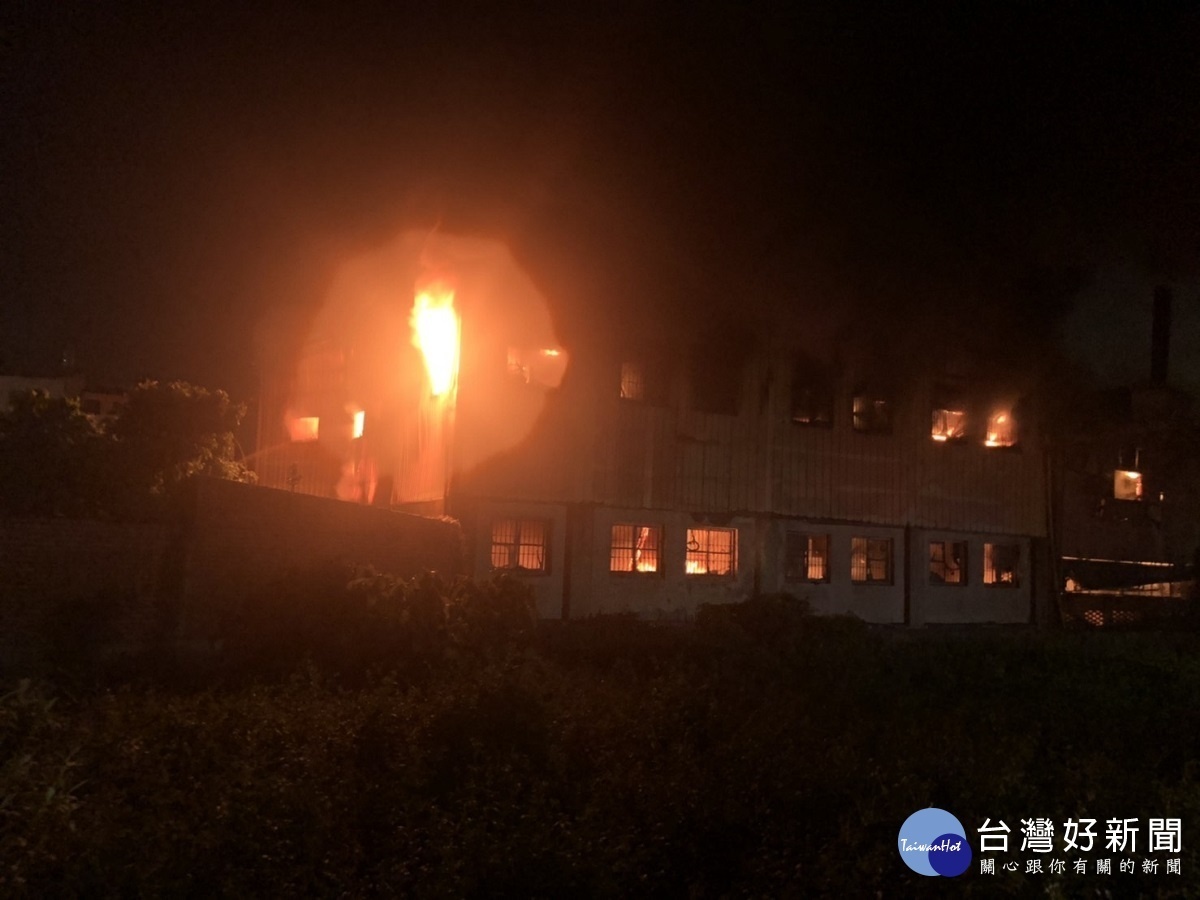 福興鄉塑膠粒工廠烈焰沖天　百坪鐵皮廠房幾乎全毀（照片翻攝）