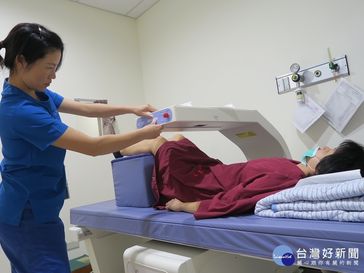 6旬婦女骨鬆嚴重 8旬母親卻正常如年輕人