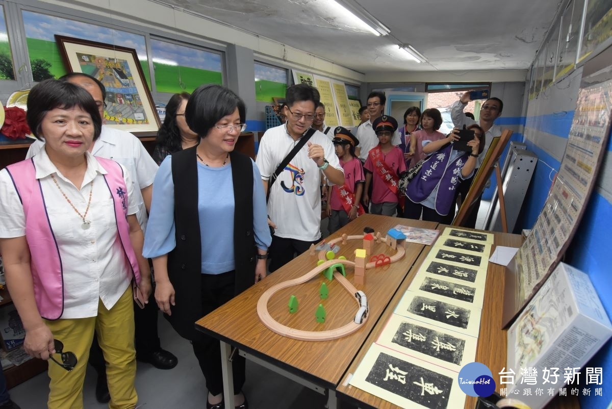 十月十美特色遊學活動中，現軮王惠美灣關靜修鐵道文物。