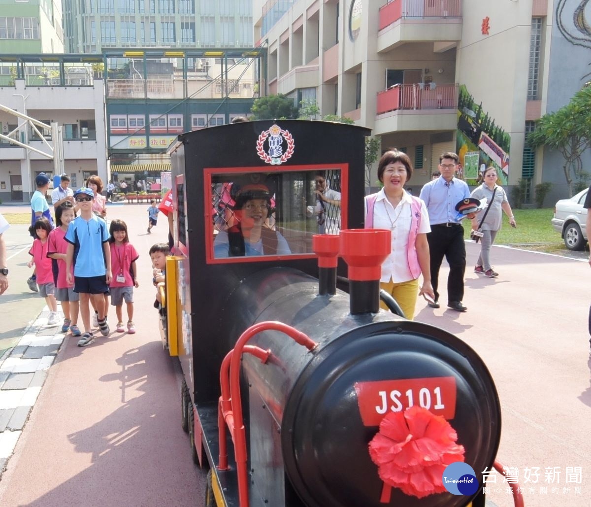 十月十美特色遊學活動中，縣長王惠美體驗鐵道意象。