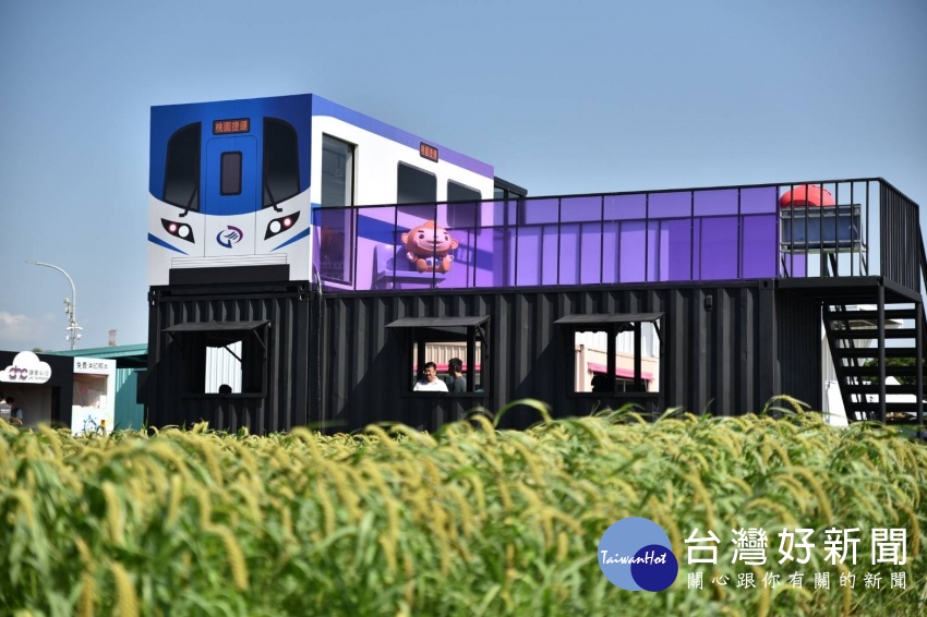桃園捷運攜手聯邦銀行在農博打造「Mr.metro捷運先生」咖啡屋,還增設唯一置高點的夢幻玻璃屋,成為農博一大亮點!