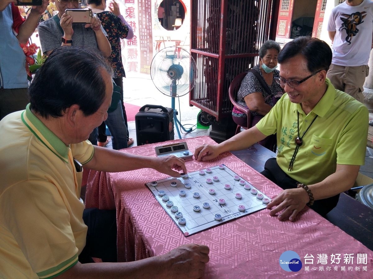 彰化市長林世賢小試伸手比象棋。圖/記者鄧富珍攝