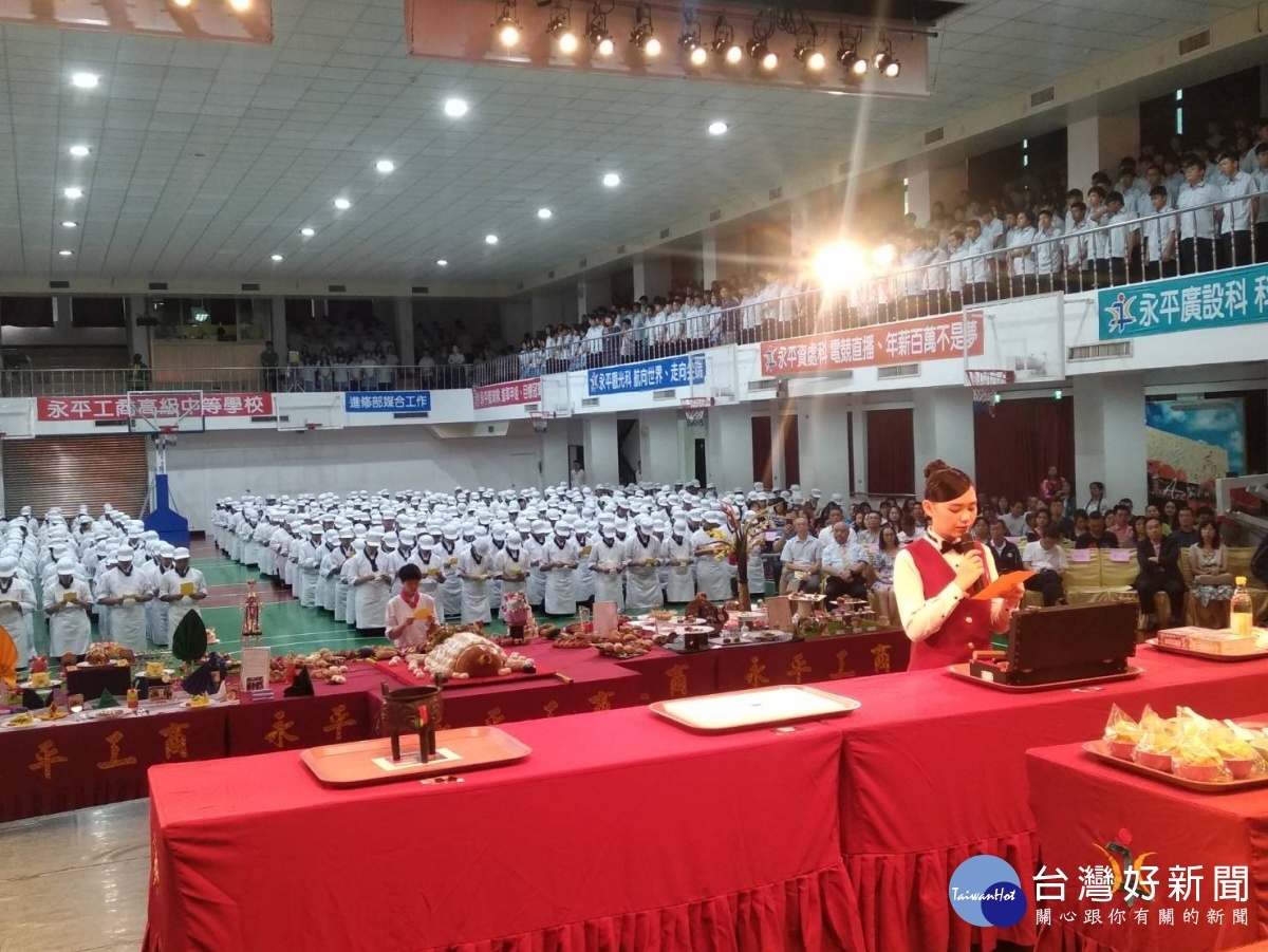 餐飲科敬拜大典，藉由敬拜祖師爺，代表對祖師爺的敬重與感謝。(圖／林鵬程攝)