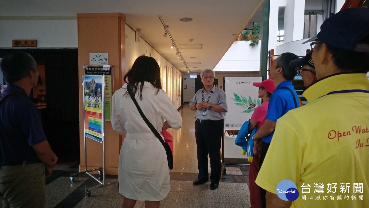 孫大川老師擔任每一場次前半小時書畫展的導覽。〈記者吳素珍攝〉