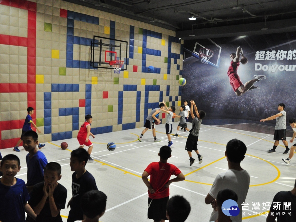 長耀雙峰滙獨家空運來台的ＮＢＡ原版休息椅，打造林口唯一室內籃球場。