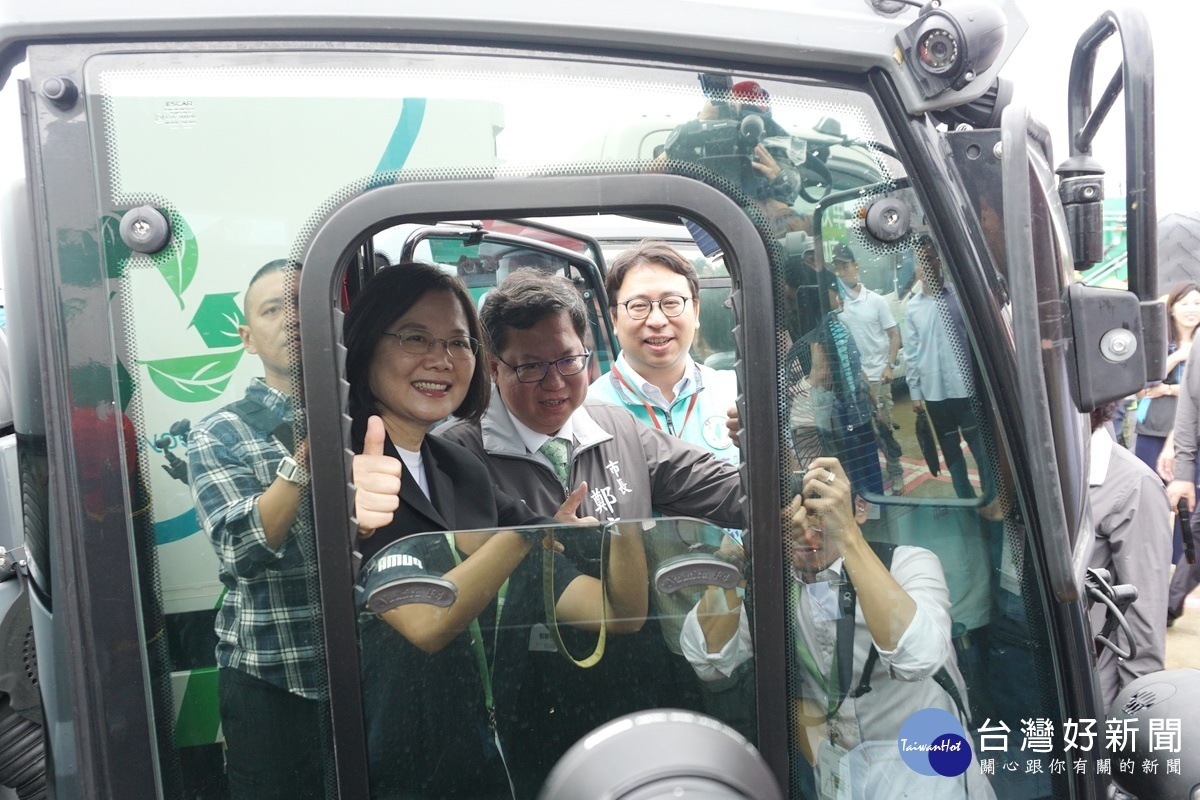 蔡英文總統在桃園市長鄭文燦陪同中，登上綠能環保清運車。