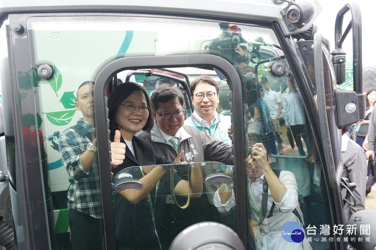 蔡英文總統在桃園市長鄭文燦陪同中,登上綠能環保清運車。