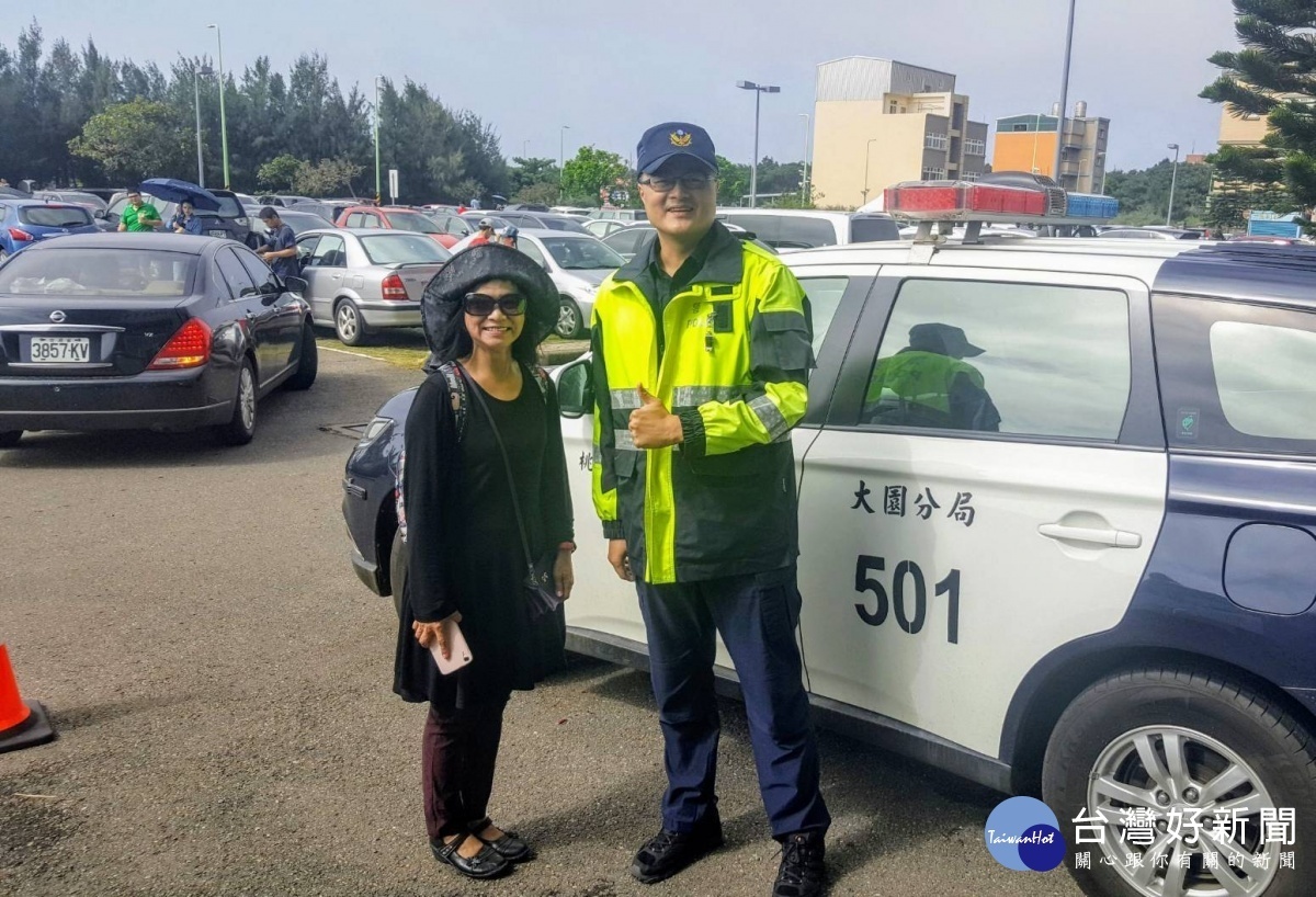 逛農博找不到回家的公車,熱心員警協助找站牌。