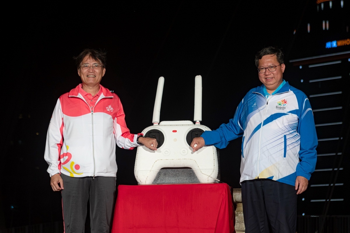桃園市長鄭文燦與體育署長高俊雄共同啟動聖火引燃儀式。