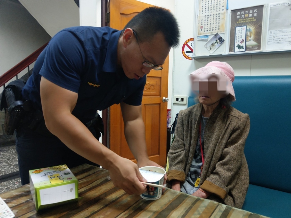 員警發現婦人肚子餓先沖碗泡麵讓她果腹