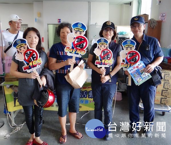 雲縣府於口湖鄉發放「重陽敬老禮金」，北港分局規劃警力執行護鈔及加強定點戒護巡邏，亦宣導反毒防詐等，讓長者安心過佳節。