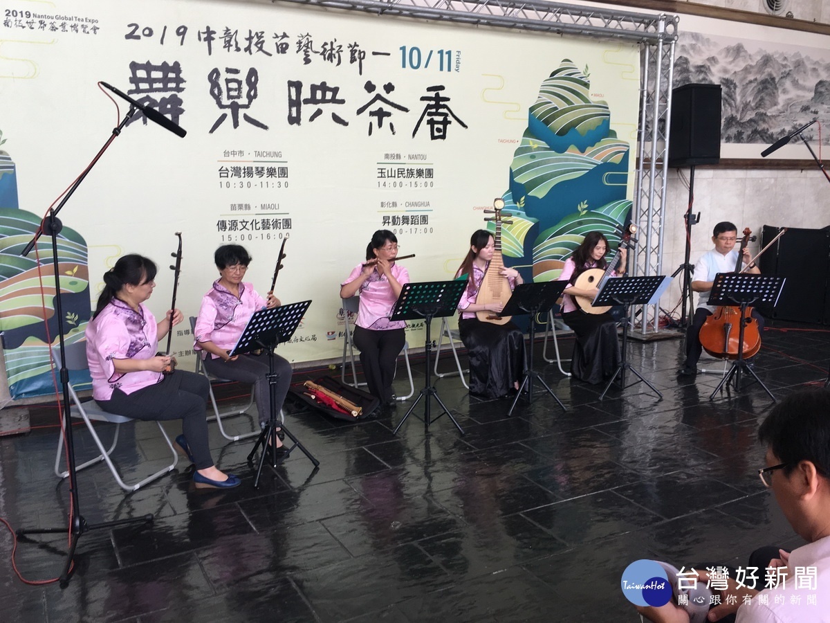 南投縣由玉山民族樂團演出。( 記者扶小萍攝)