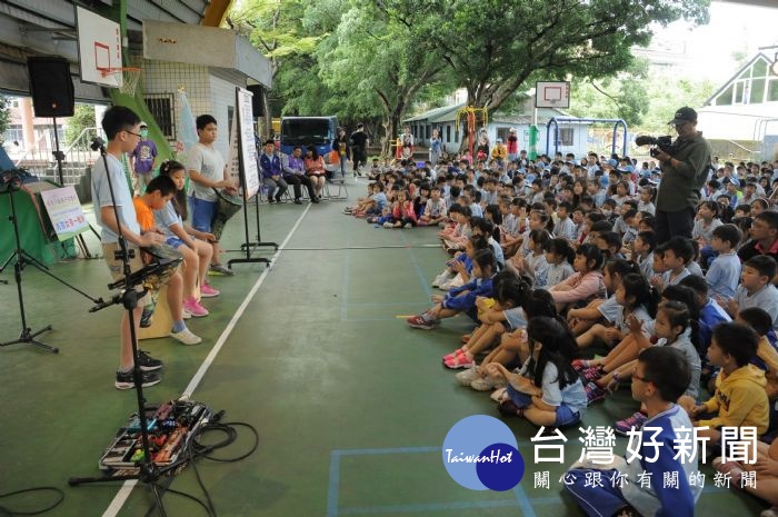 特別邀請仁善國小手鼓社一同演出,現場反應更加熱烈
