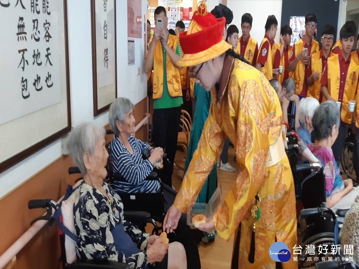 重陽節達德青少獅扮皇帝 率領嬪妃娛樂長者分送貴妃酥