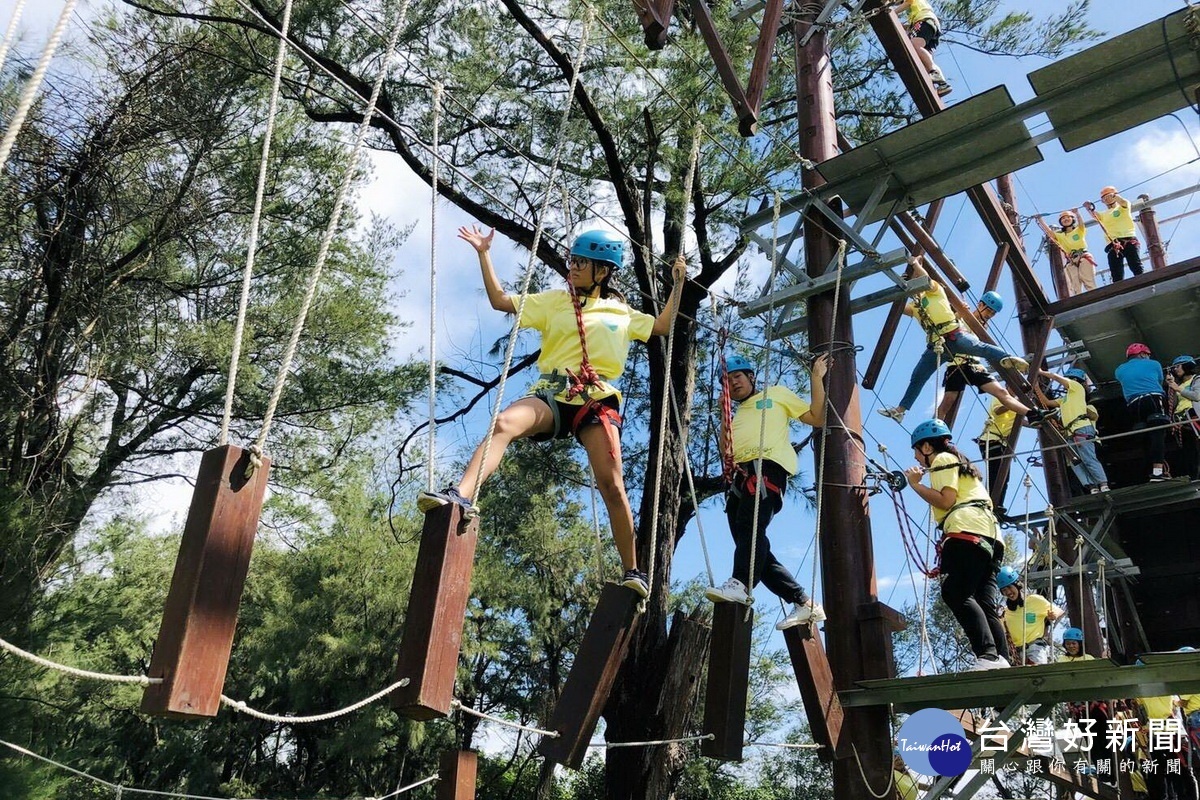 桃園市「2019志勇雙全成年禮」活動中，參與的學生貼心陪伴服務的長者話家常。