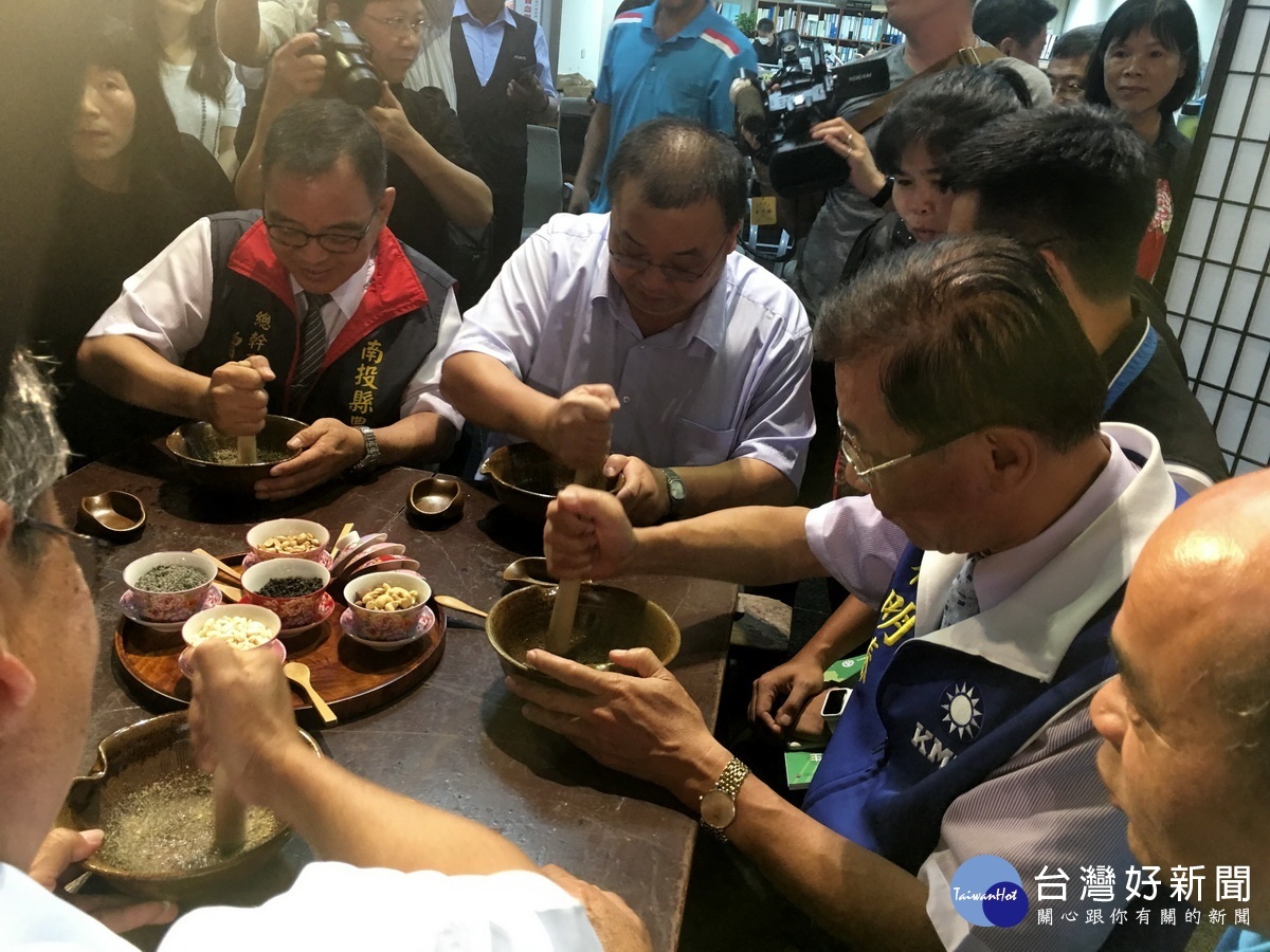 林明溱、縣農會總幹事曾明瑞等體驗擂茶。(記者扶小萍攝)