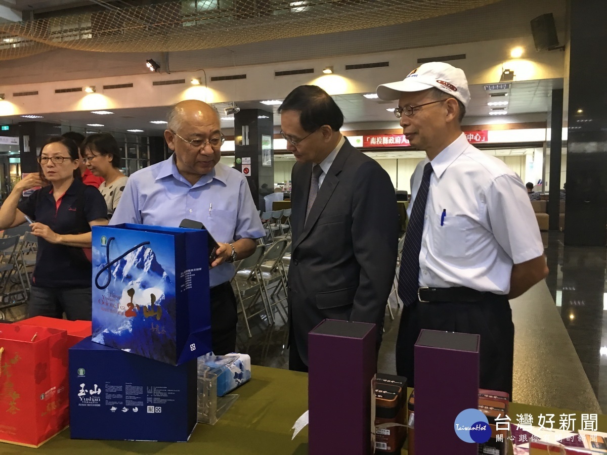信義農會總幹事黃志輝向宋處長等介紹在地好茶。( 記者 扶小萍攝)