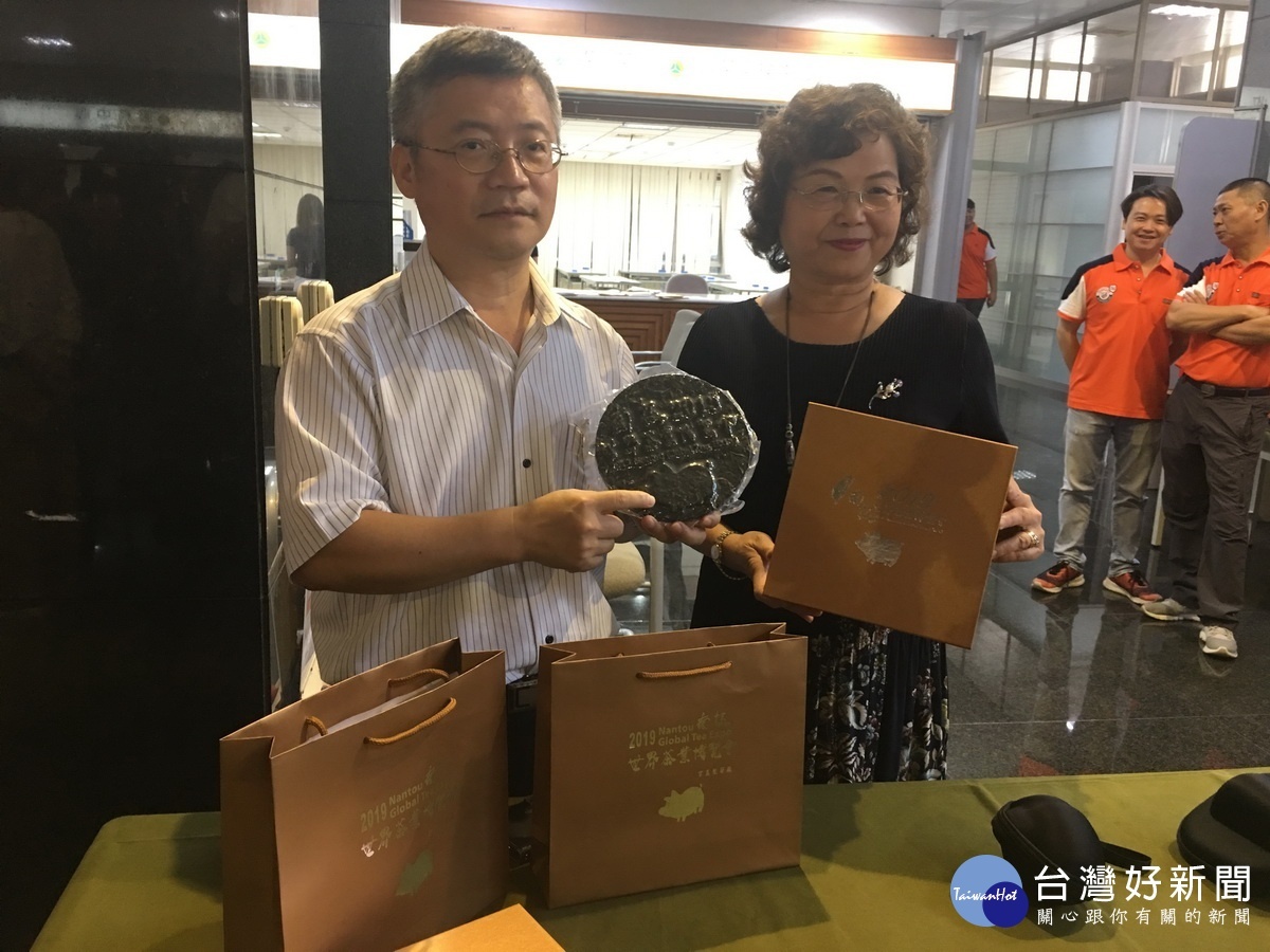 農業處副處長林美珠推薦好茶餅和茶器。(記者扶小萍攝)