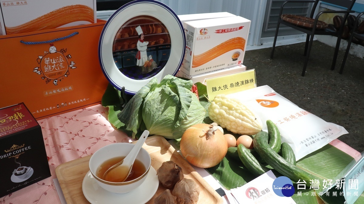 鄉青年以行銷專長,將原本以養雞為主的產業加以提升,用放山雞加上木材文火悶燉的雞精,是難忘的古早味。(記者王丰禾攝)