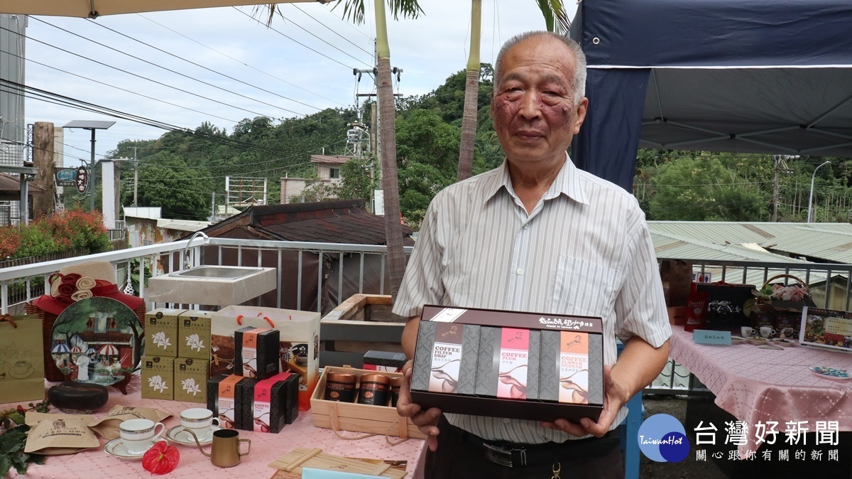 傳承三代種咖啡,創辦人張景科跟自家獨特的咖啡。(記者王丰禾攝)