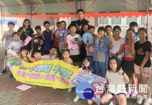 北港警分局至南陽國小舉辦交通及婦幼安全教育宣導活動，透過實例說明與戶外模擬駕駛，建立安全用路觀念，寓教於樂、獲益良多。