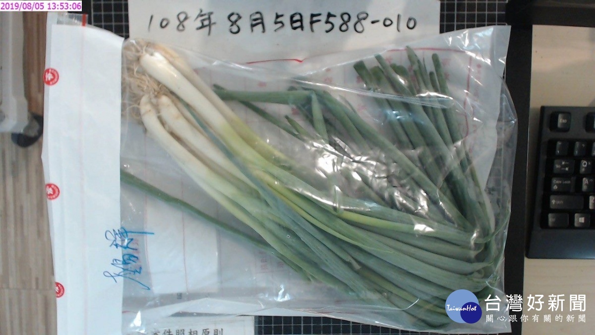 北市抽檢蔬果農藥,火鍋吃到飽業者鍋爸金山店提供的「特蔥仔」,被驗出殺蟎劑Pyridaben 畢達本0.05ppm(殘留極限標準:不得檢出)、殺蟎劑Spirodiclofen賜派芬0.13ppm(殘留極限標準:0.01ppm以下)、殺菌劑Thifluzamide賽氟滅0.02ppm(殘留極限標準:不得檢出)。(圖/台北市府衛生局)