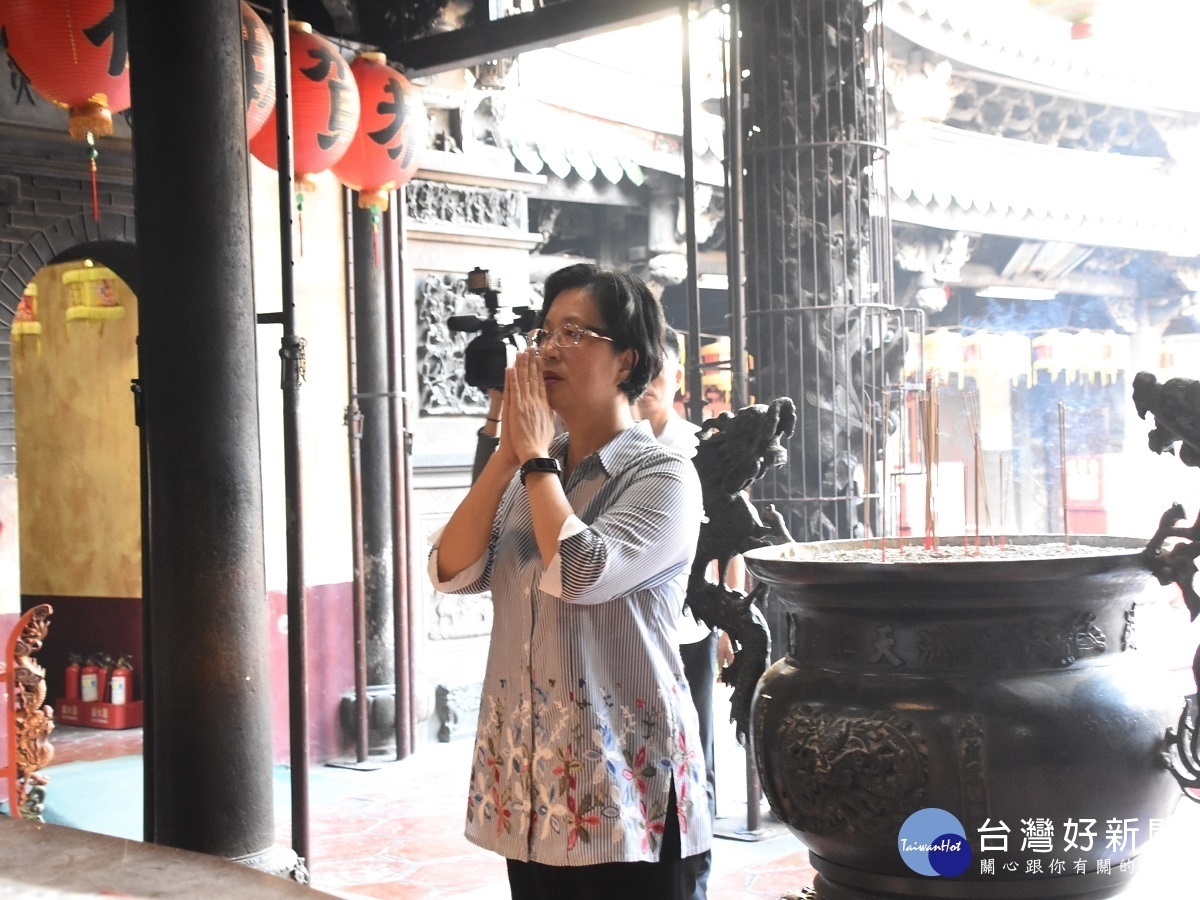 鹿港天后宮升為國定古蹟 王惠美贈「神佑群黎」匾祝賀