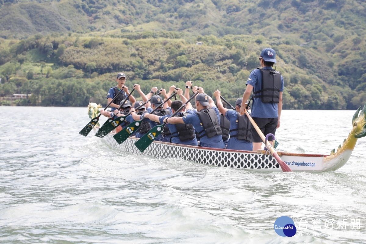桃園全運輕艇競速傳統舟艇_比賽情形。