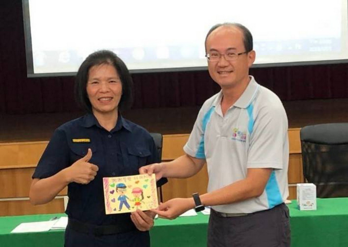 平和國小學童繪製感謝卡予分局長潘金葉(左) 。