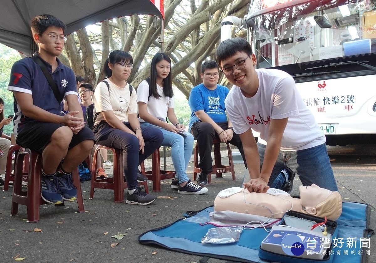 中原大學急救社在捐血等候區示範心肺復甦術CPR急救與自動體外電擊器AED電擊應變處理方式