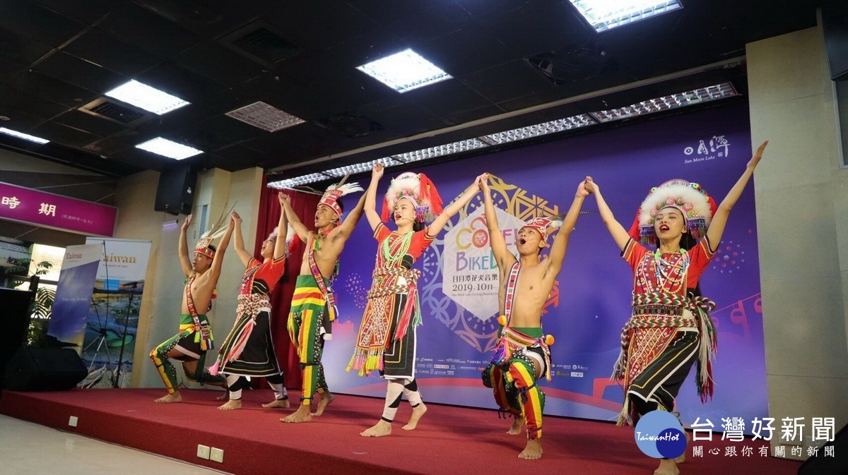 舞者演唱詮釋台灣原住民精神。
