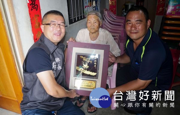 四湖鄉長蘇國瓏拜訪鄉內人瑞,親自贈送鑲崁金字的「松柏長青」賀匾,表達對長者的敬意。