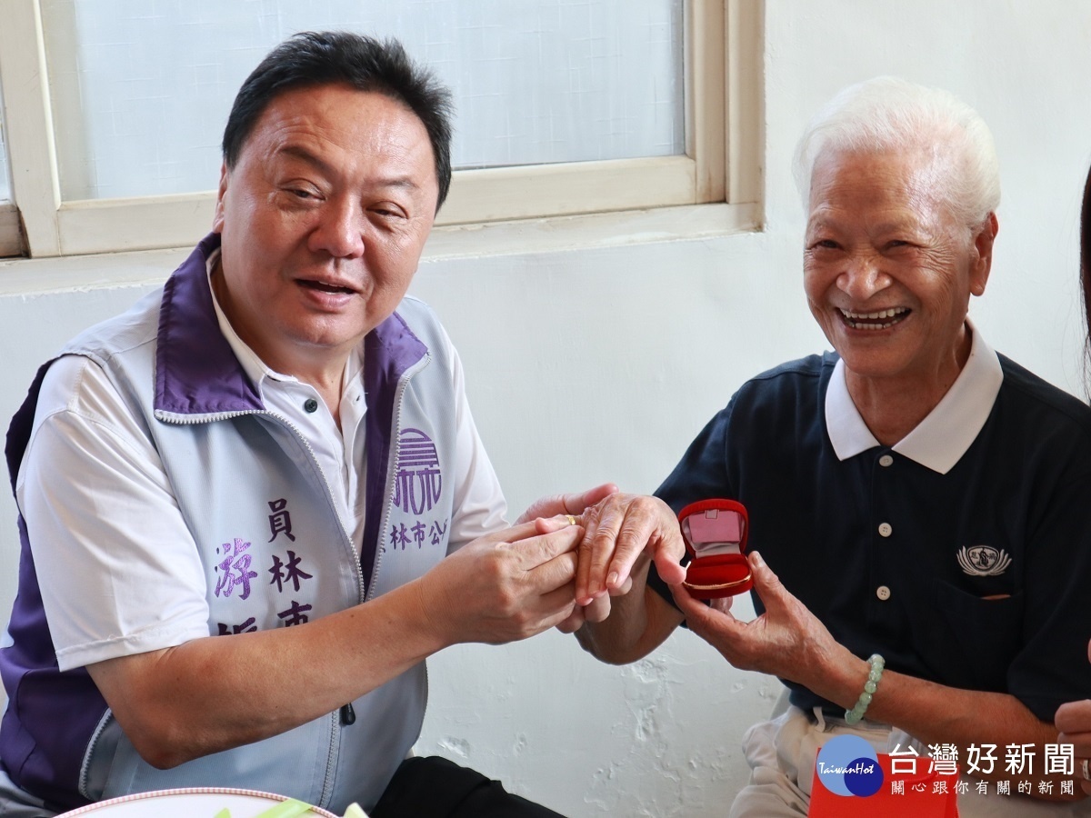 員林市長訪百歲人瑞致贈重陽賀禮 請教人瑞養生之道