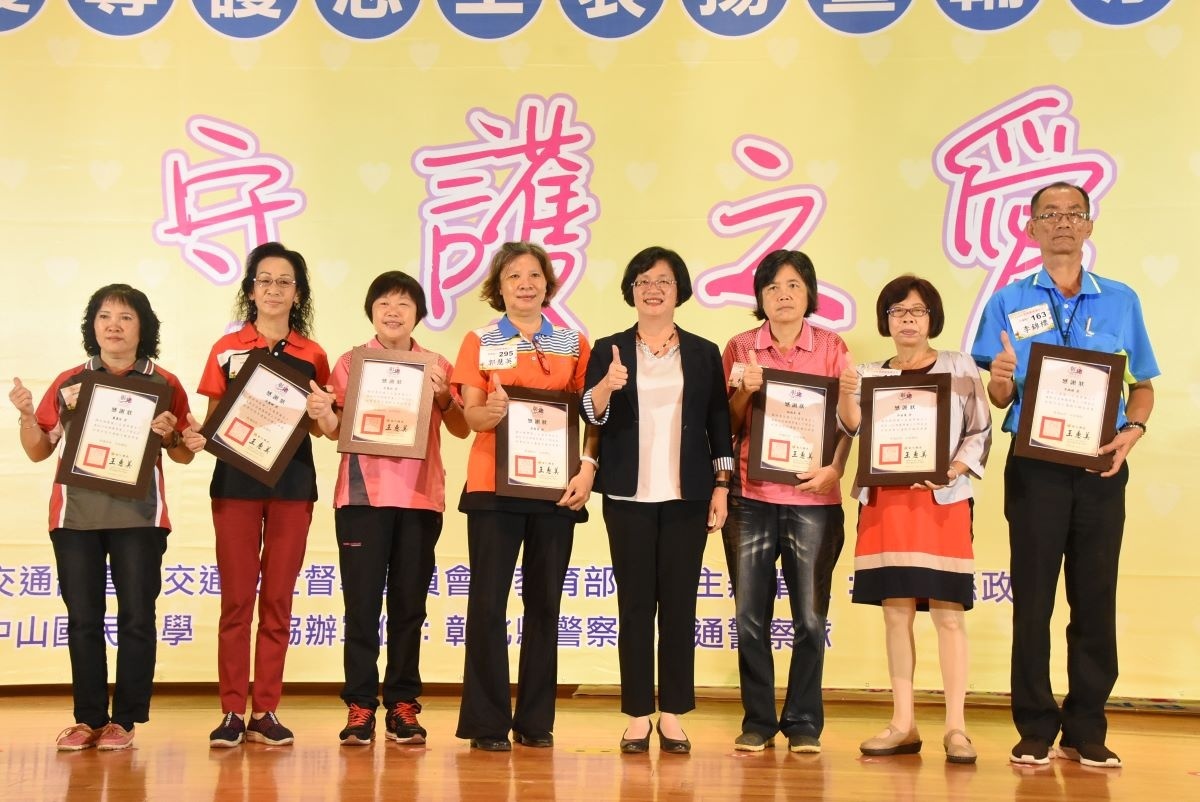 縣長王惠美表揚20年以上績優導護志工。圖/記者鄧富珍攝